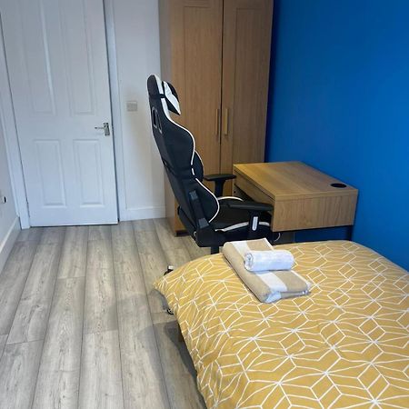 One Bedroom In Spacious Bungalow, Free Parking & Private Entrance Edimburgo Exterior foto